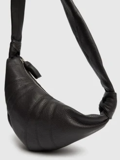 Borsa piccola Croissant in pelle martellata