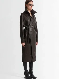 Cappotto in pelle con cintura e colletto alto